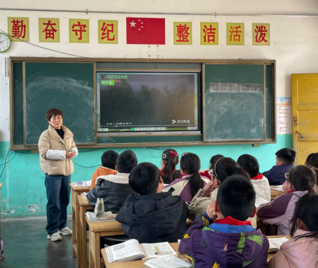 这组多轮对话发生在一所牧区村庄小学的